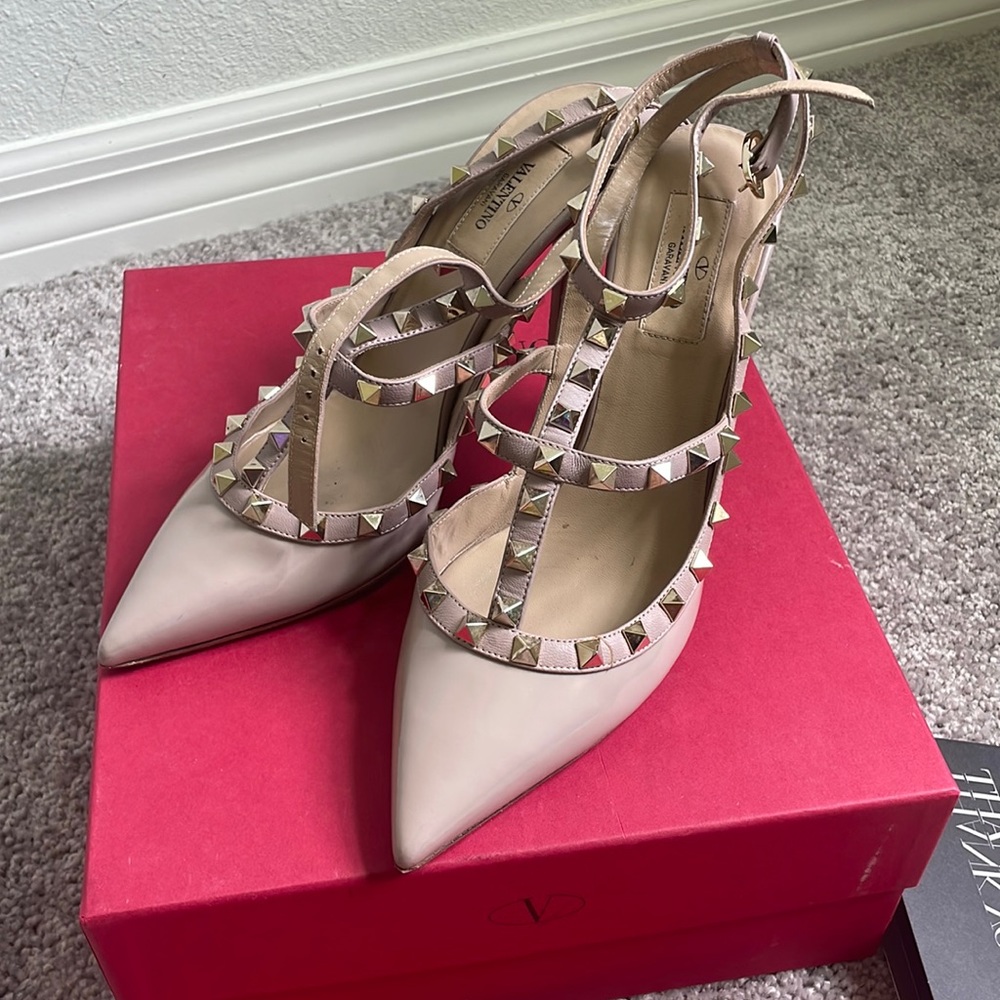 Valentino Rockstud Patents Blush pumps